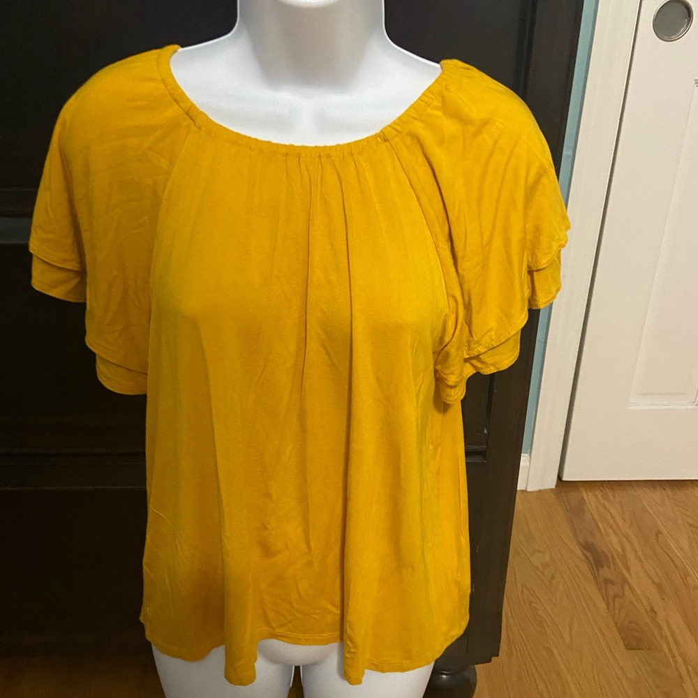 Girl’s yellow blouse
